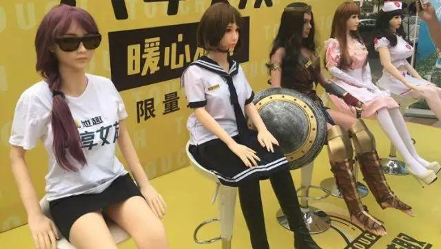 高傲的“單身”還是選擇人體硅膠娃娃？